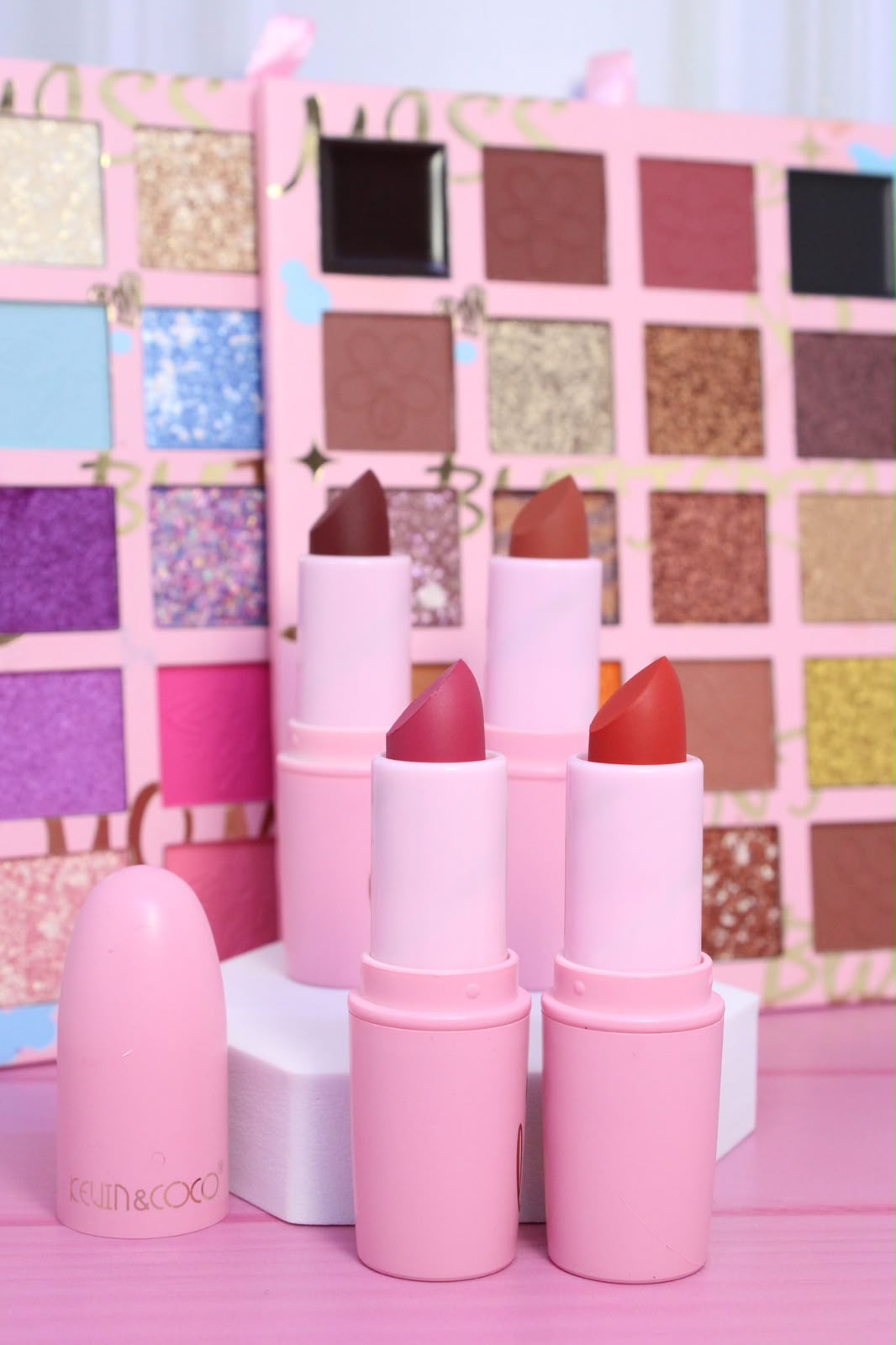Kit KEVIN&COCO "To Miss Love" 💖 40 Sombras + 4 Labiales + Espejo en Caja de Regalo